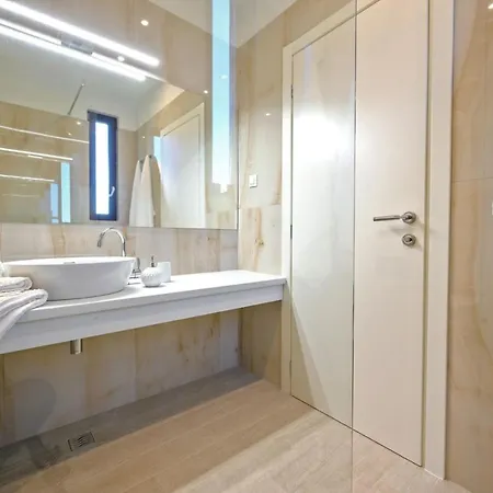 فيلة Luxury Raquel Solta With Pool & Gym Steps From The Sea Nečujam