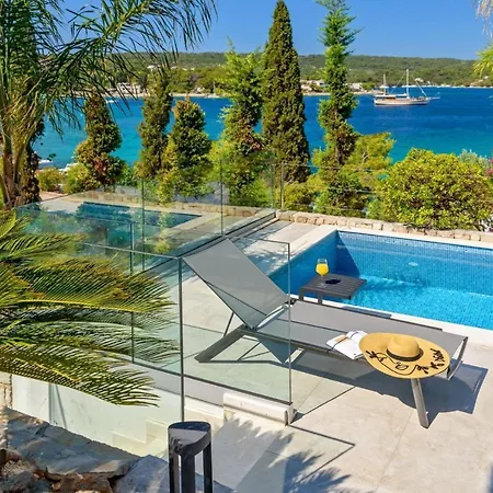 Luxury Beachfront Raquel With Private Pool & Gym At Solta, Croatia *