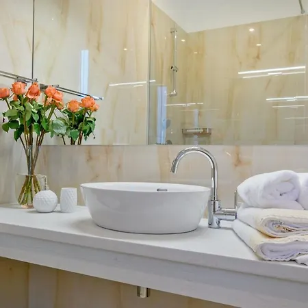 فيلة Luxury Raquel Solta With Pool & Gym Steps From The Sea Nečujam