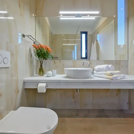 Luxury Raquel Solta With Pool & Gym Steps From The Sea فيلة
