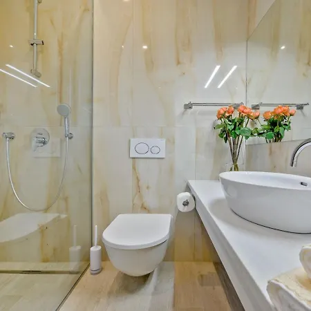 Luxury Raquel Solta With Pool & Gym Steps From The Sea فيلة