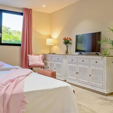 Luxury Raquel Solta With Pool & Gym Steps From The Sea