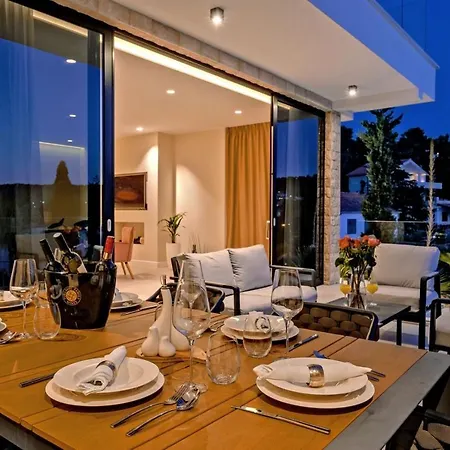 Luxury Beachfront Raquel With Private Pool & Gym At Solta, Croatia *