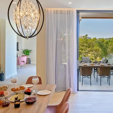 فيلة Luxury Raquel Solta With Pool & Gym Steps From The Sea Nečujam