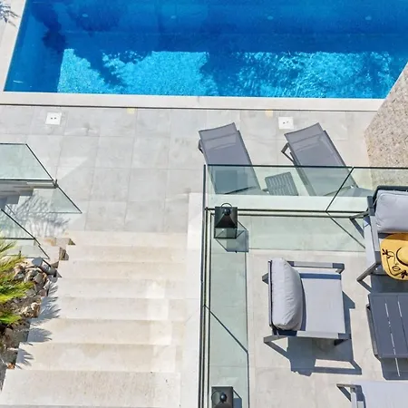 Luxury Raquel Solta With Pool & Gym Steps From The Sea Nečujam