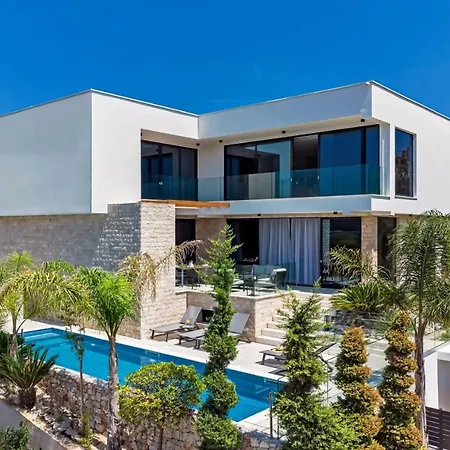 Luxury Raquel Solta With Pool & Gym Steps From The Sea فيلة Nečujam