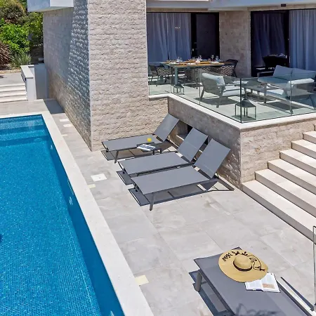 Luxury Beachfront Raquel With Private Pool & Gym At Solta, Croatia *