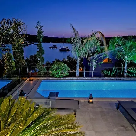 Villa Luxury Beachfront Raquel With Private Pool & Gym At Solta, Croatia