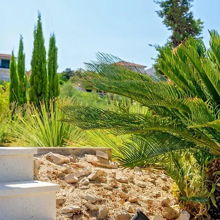 Luxury Beachfront Raquel With Private Pool & Gym At Solta, Croatia