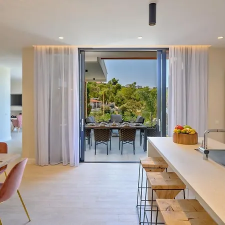 Luxury Raquel Solta With Pool & Gym Steps From The Sea