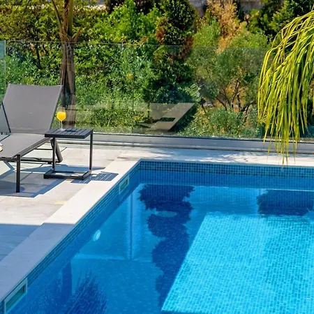 Luxury Raquel Solta With Pool & Gym Steps From The Sea فيلة Nečujam