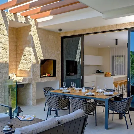 Luxury Beachfront Raquel With Private Pool & Gym At Solta, Croatia