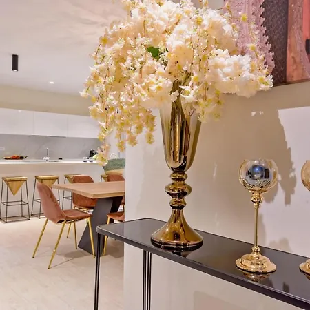 Luxury Raquel Solta With Pool & Gym Steps From The Sea