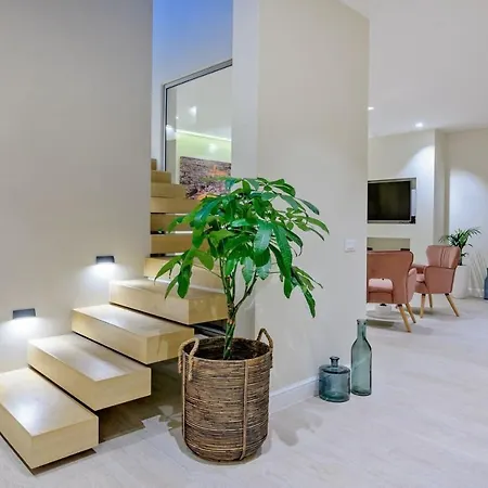 Luxury Raquel Solta With Pool & Gym Steps From The Sea *