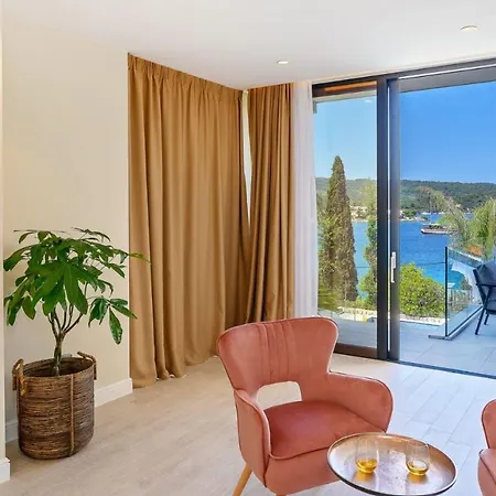 Villa Luxury Beachfront Raquel With Private Pool & Gym At Solta, Croatia *