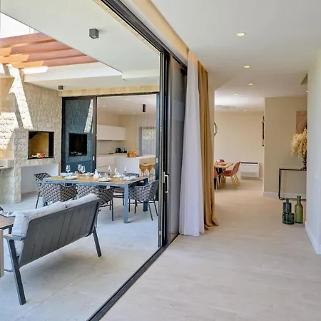 فيلة Luxury Raquel Solta With Pool & Gym Steps From The Sea Nečujam