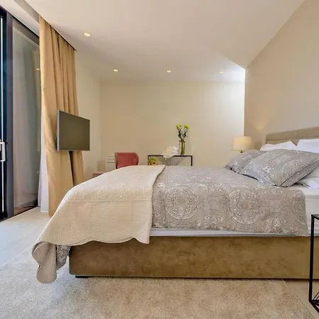 Luxury Raquel Solta With Pool & Gym Steps From The Sea فيلة Nečujam