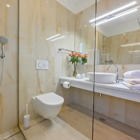 Luxury Raquel Solta With Pool & Gym Steps From The Sea فيلة Nečujam
