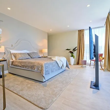 Luxury Raquel Solta With Pool & Gym Steps From The Sea فيلة