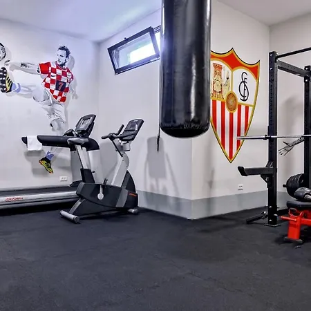 Luxury Raquel Solta With Pool & Gym Steps From The Sea فيلة
