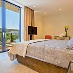 Βίλα Luxury Villa Raquel Solta With Pool & Gym Steps From The Sea *