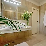 Luxury Raquel Solta With Pool & Gym Steps From The Sea Vila *